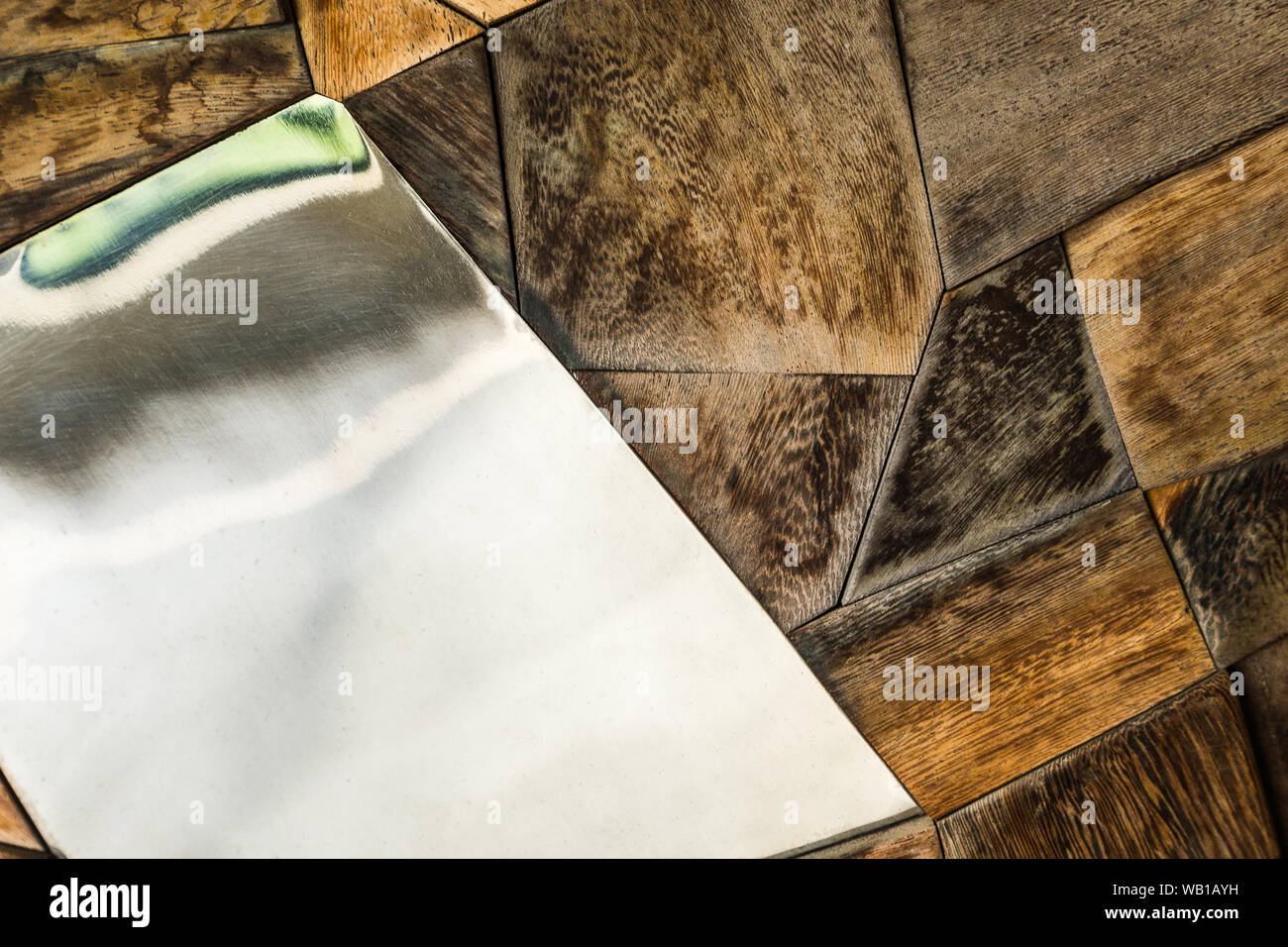 La texture en bois brun avec le verre, l'arrière-plan. Mur en bois, surface. Modèle en bois. Banque D'Images