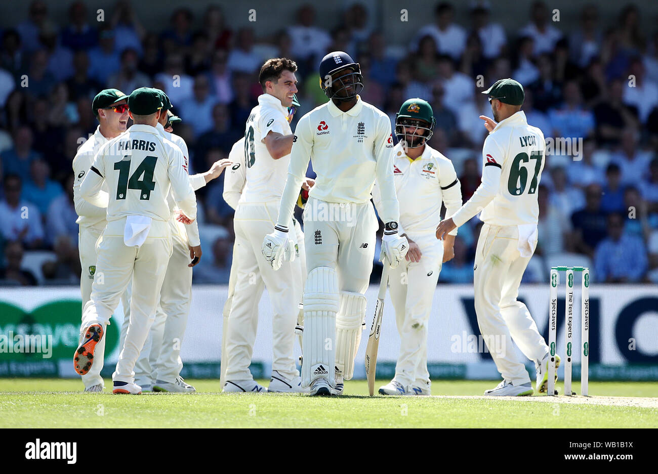 L'Angleterre Jofra Archer réagit après son licenciement au cours de la deuxième journée de la troisième cendres test match à Headingley, Leeds. Banque D'Images