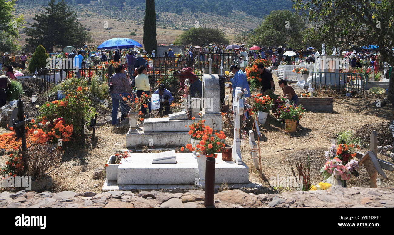 Le Mexique est 'Dia De Los Muertes" - le jour de l'année où le Mexicain "célébrer" les morts par apporter des fleurs et de la nourriture sur les tombes de leurs proches. Banque D'Images