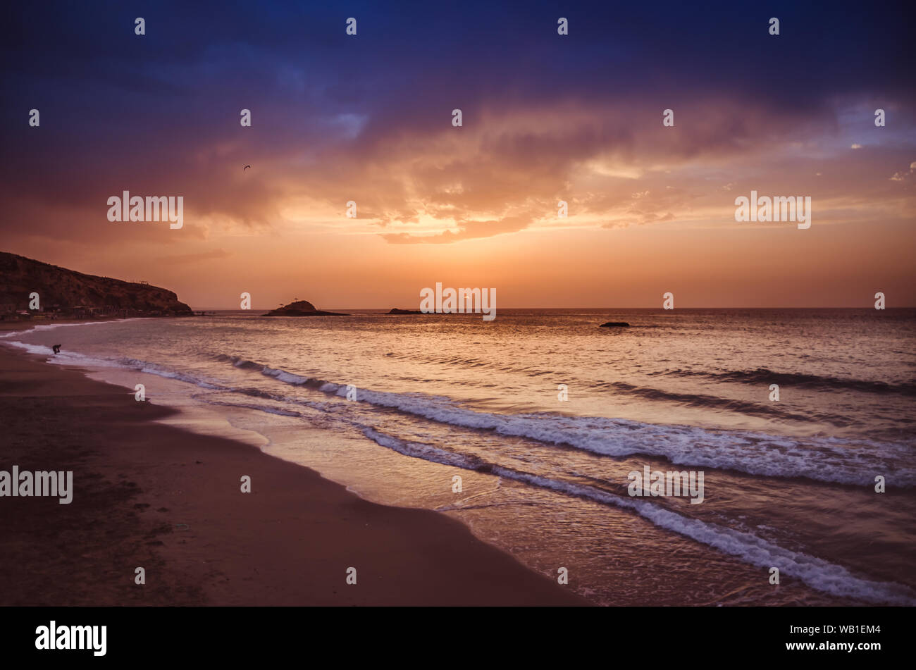 Le coucher du soleil sous le beau ciel bleu sur la plage Banque D'Images
