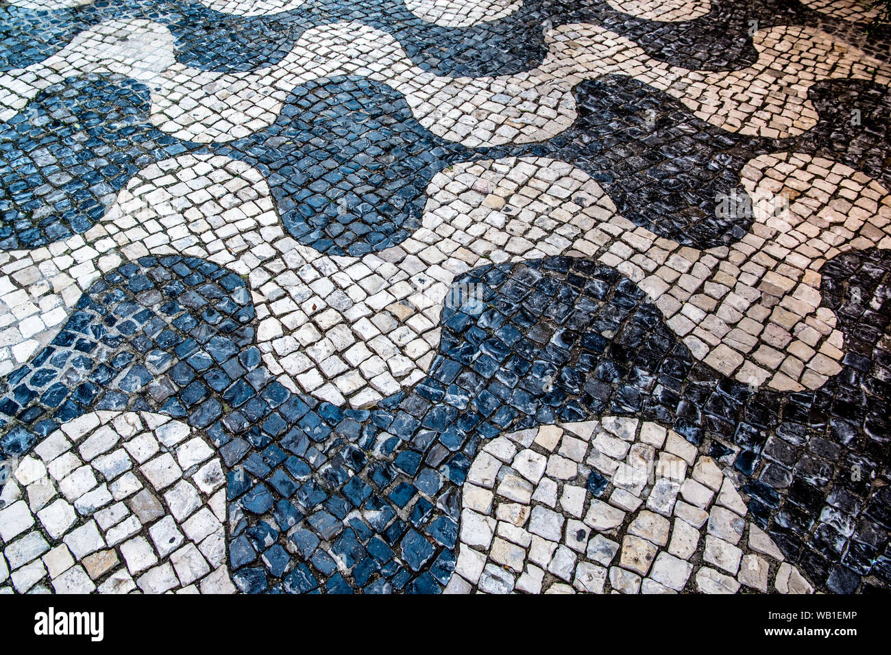 Closeup détail d'treaditional pavés portugais calçada motif en noir et blanc dans la rue à Cascais Portugal Banque D'Images