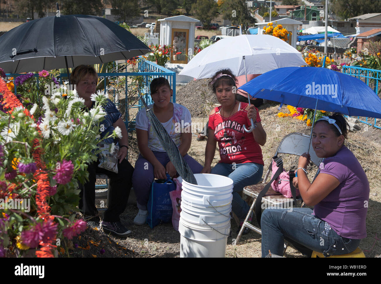 Le Mexique est 'Dia De Los Muertes" - le jour de l'année où le Mexicain "célébrer" les morts par apporter des fleurs et de la nourriture sur les tombes de leurs proches. Banque D'Images