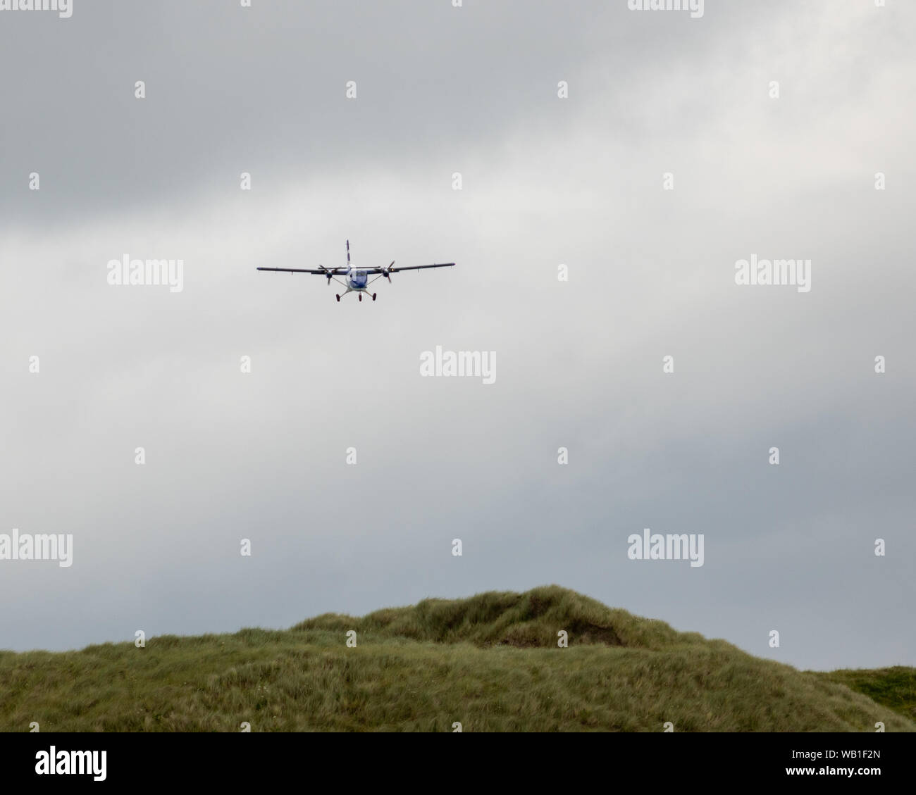 L'aéroport de Barra, Hébrides extérieures, en Écosse. Loganair les Twin Otter à l'atterrissage et au décollage à l'aéroport. Banque D'Images