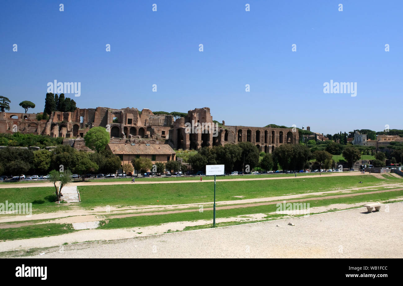 Circus Maximus dans la Rome antique où les courses de chars ont eu lieu, avec le Palatin en arrière-plan, y compris le palais impérial de l'empereur Auguste. Banque D'Images