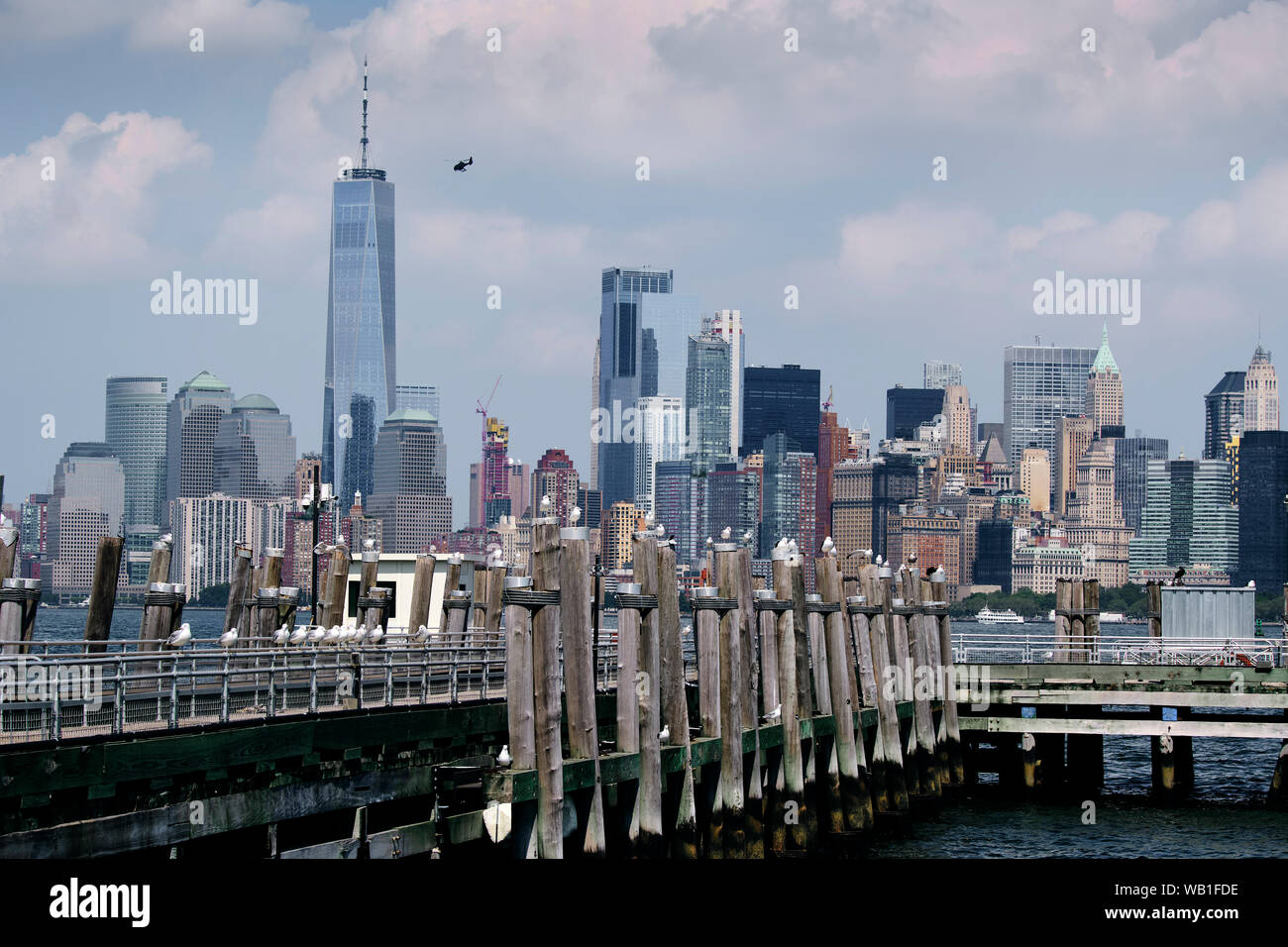 Vue sur la vieille jetée en bois avec la partie basse de Manhattan en arrière-plan de la Statue de la liberté, Liberty Island, New York, USA Banque D'Images