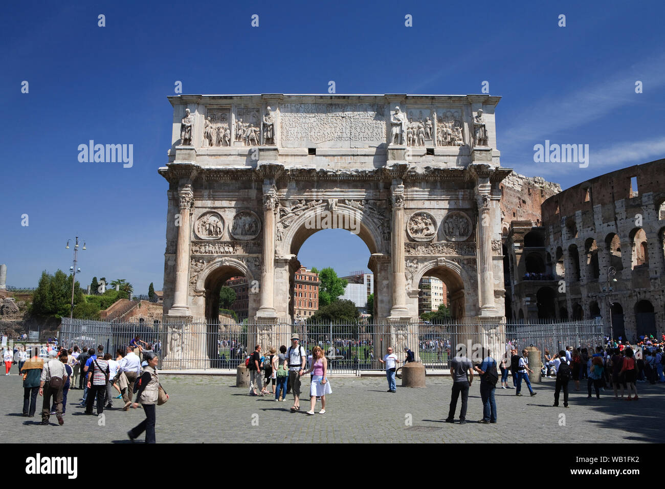 L'Arc de Constantin par le Colisée, Rome. Construite pour commémorer la victoire de Constantin I à la bataille de pont Milvius. Banque D'Images