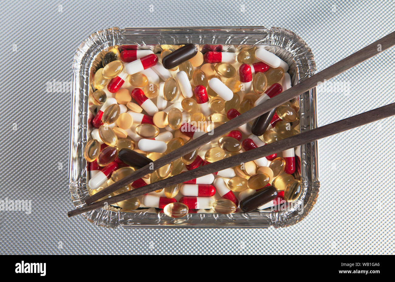 Une sélection de différentes pilules dans un fast food container. Banque D'Images