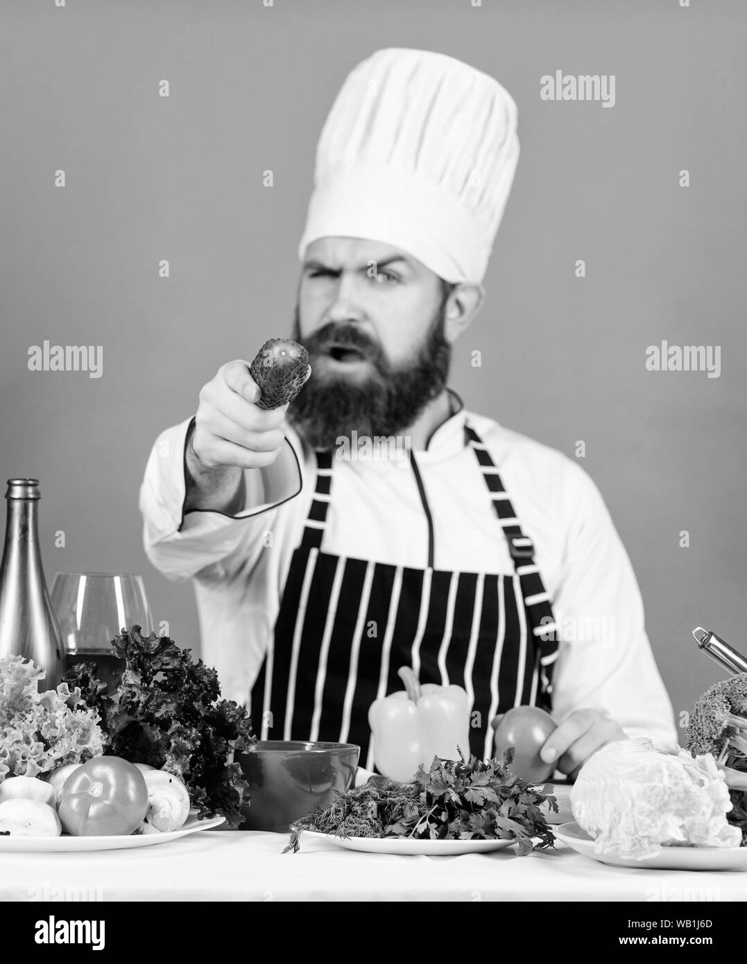 Je l'ai fait. La cuisson des aliments sains. Végétarien. Mature chef avec barbe. Les régimes et l'alimentation biologique, de vitamine. Homme barbu cuisiner dans une cuisine, culinaire. Chef de l'homme Banque D'Images