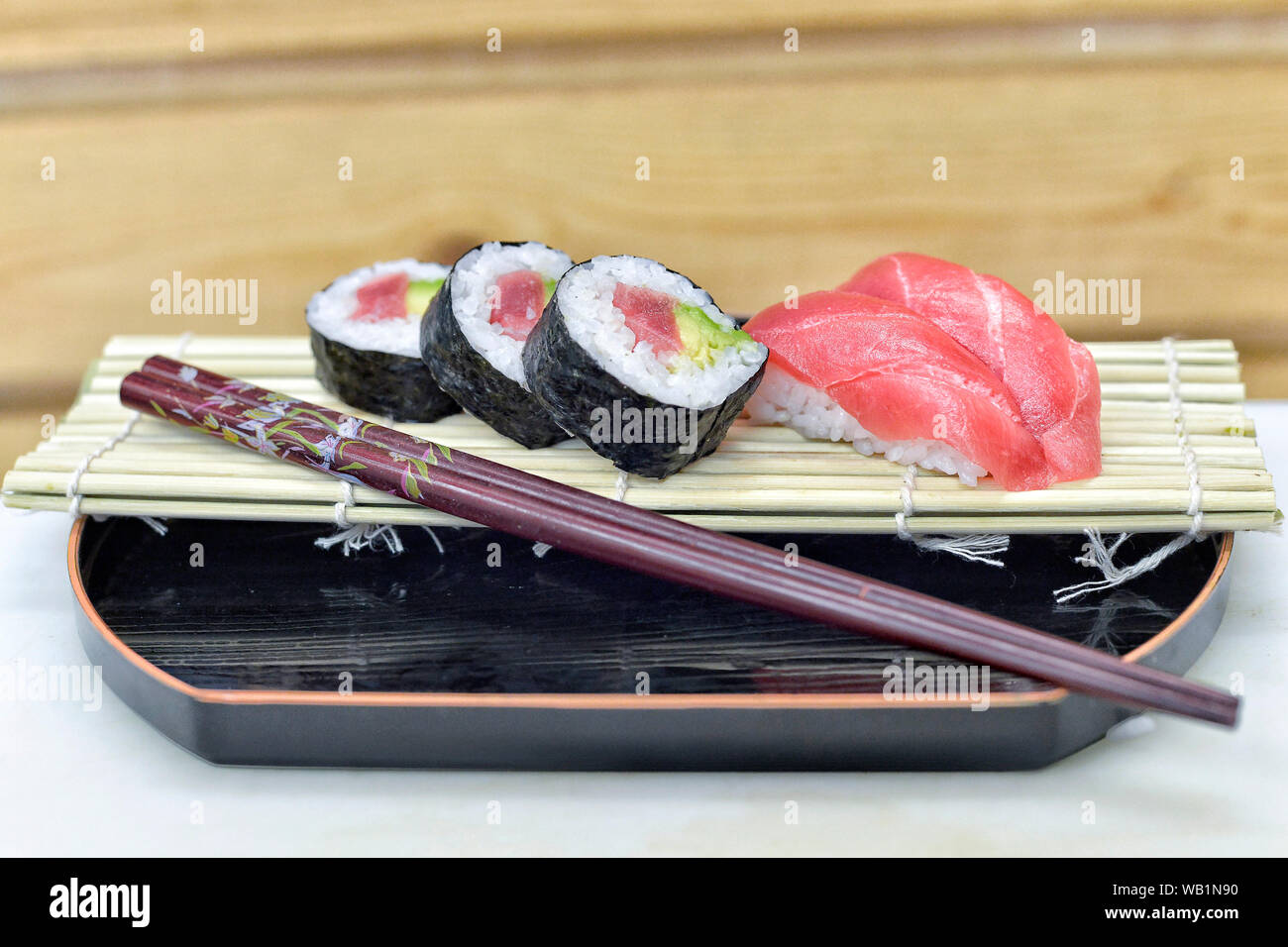 Détail d'une plaque avec des sushi et sashimi. Banque D'Images