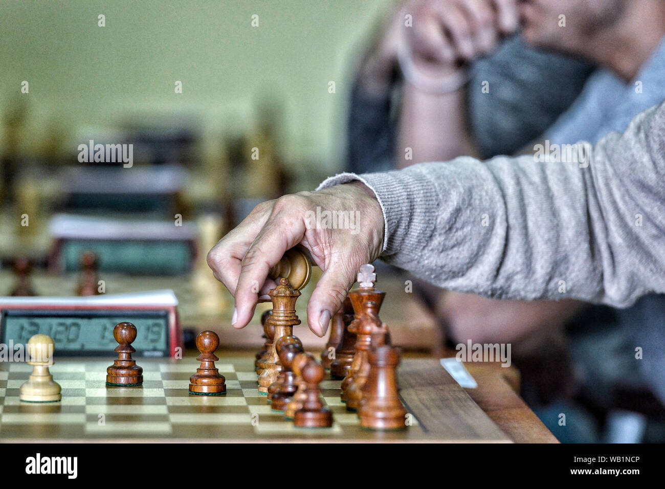 Lecture de pièces d'échecs en bois. Banque D'Images