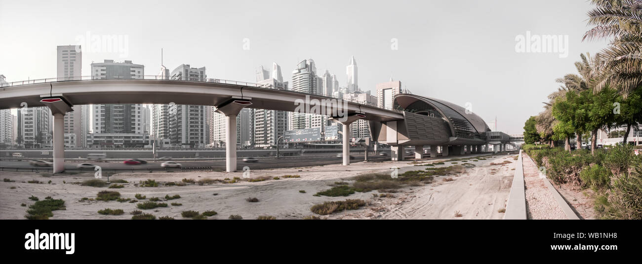 Panorama urbain de Dubaï. Zone de villégiature avec centre des transports sur Sheikh Zayed Road. Métro, chemin de fer des frais généraux Banque D'Images