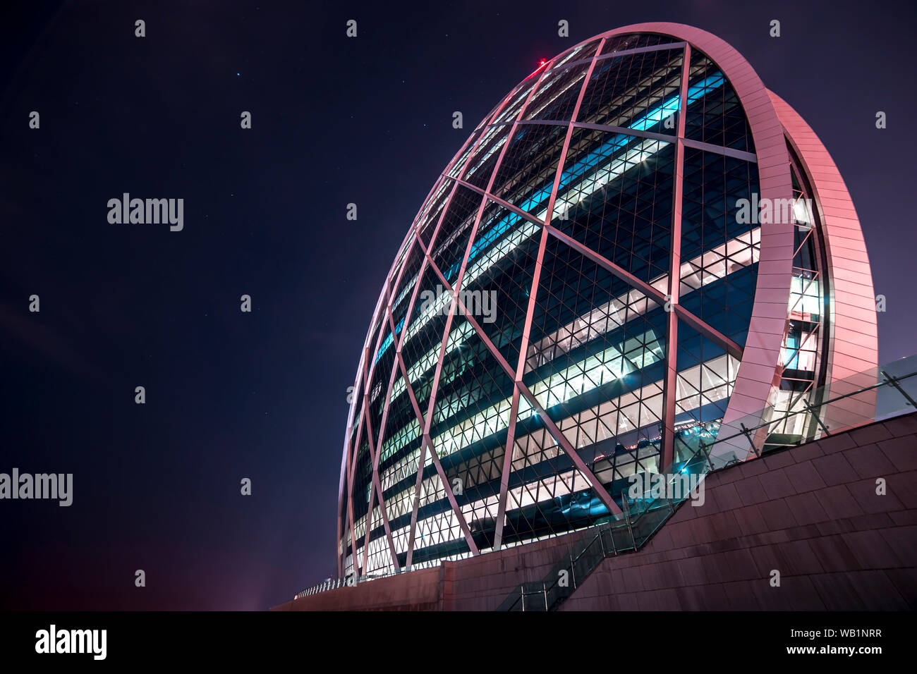 Bâtiment du siège de Aldar, Abu Dhabi, Emirats Arabes Unis - Oct.26, 2018 : l'architecture moderne contre le ciel de nuit Banque D'Images