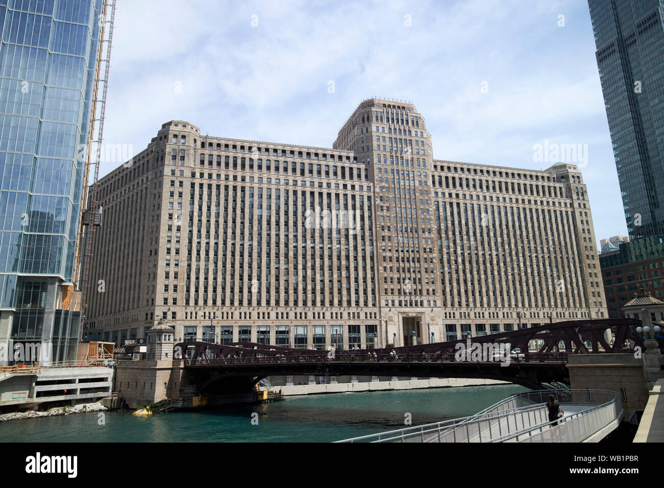 Merchandise Mart building et Franklin Street bascule bridge sur la rivière Chicago Chicago Illinois Etats-Unis d'Amérique Banque D'Images