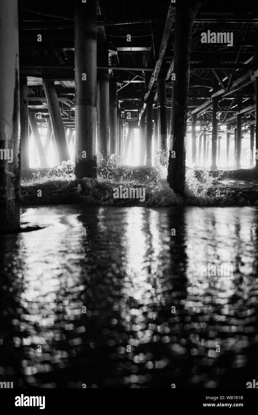 Iew en noir et blanc des pylônes de la jetée de Santa Monica à Los Angeles USA Banque D'Images