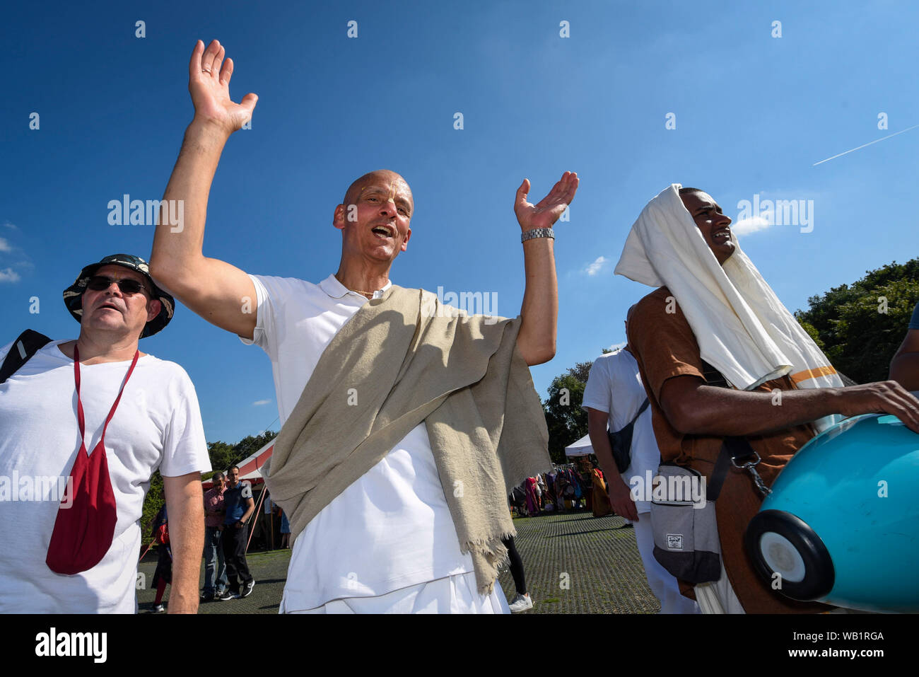 Watford, Royaume-Uni. 23 août 2019. Les dévots célébrer la naissance du Seigneur Krishna Janmashtami au festival au Bhaktivedanta Manor temple Hare Krishna à Watford, Hertfordshire. Le manoir a été donné à la mouvement Hare Krishna par ex Beatle George Harrison et accueille chaque année le plus grand festival de Janmashtami en dehors de l'Inde. Crédit : Stephen Chung / Alamy Live News Banque D'Images