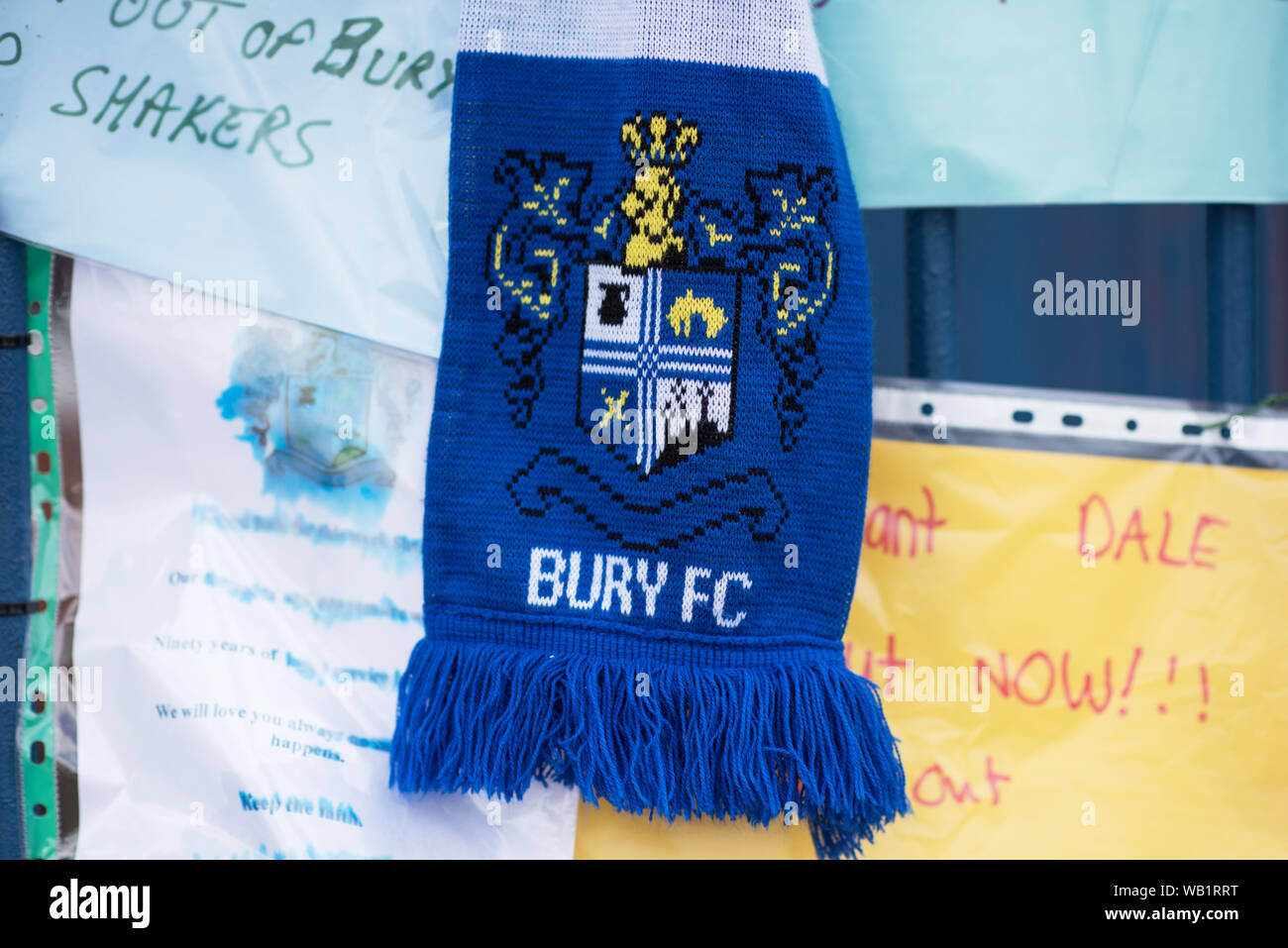 Bury, Lancashire. UK. 23 août 2019. Fans de Bury FC ont fait leur manière de domaine la Lane ce matin, l'espoir d'être sauvé de l'extinction. L'impopulaire président du club, Steve Dale, a jusqu'à minuit pour éviter l'expulsion de la Ligue anglaise de football. Banque D'Images