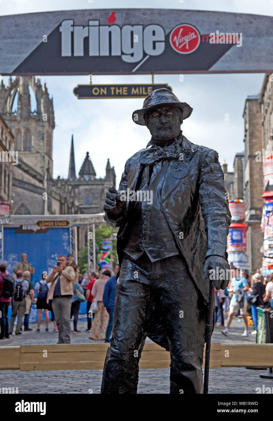 Royal Mile, Edinburgh Fringe Festival, Ecosse, Royaume-Uni. 23 août 2019. Kevin Powell, l'une des statue humaine des gens de la rue se trouve sur son terrain de centre au pied de la rue principale sur ce dernier week-end de la Fringe 2019, le soleil est de sortie et les foules étaient à s'amuser. Banque D'Images