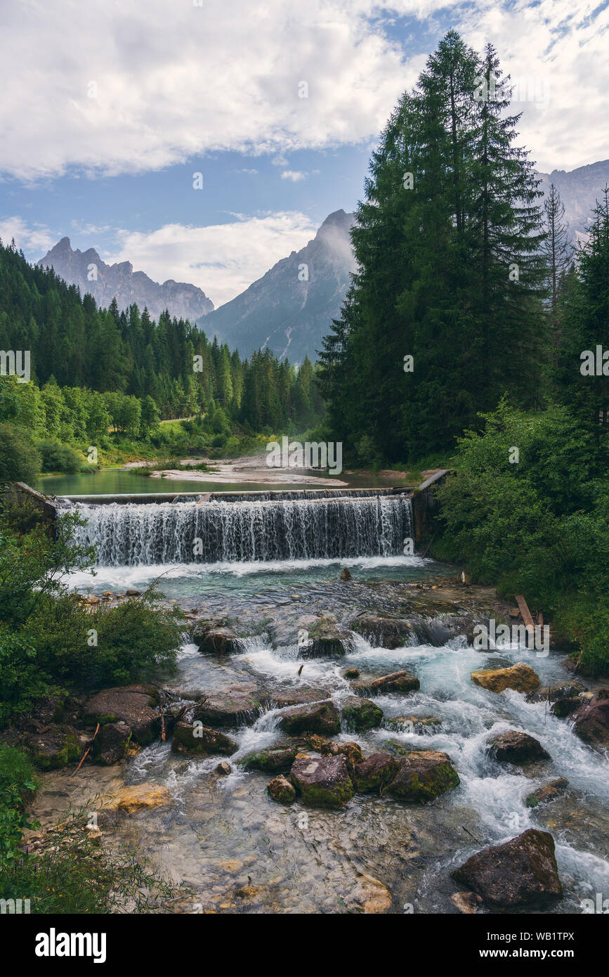 Dans le ruisseau de Sexten Dolomites, Italie Banque D'Images