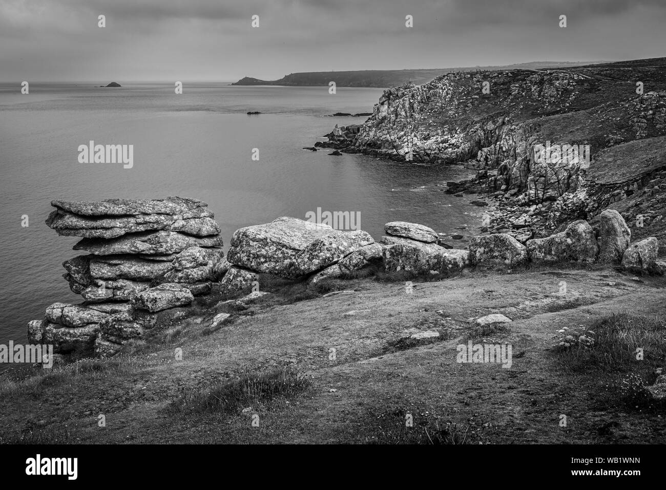 Photo noir et blanc de la côte rocheuse autour de Lands End, Cornwall Banque D'Images