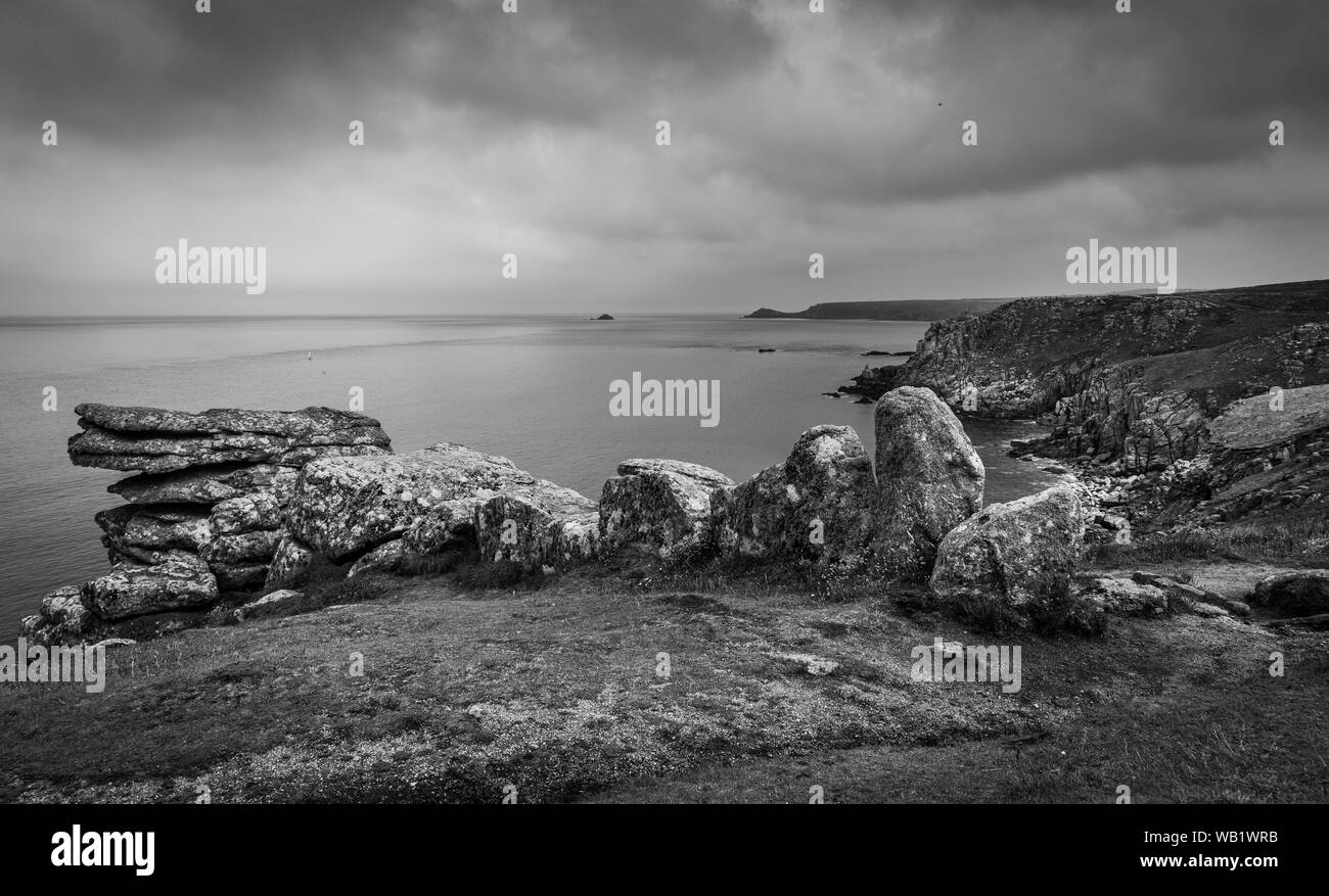 Photo noir et blanc de la côte rocheuse autour de Lands End, Cornwall Banque D'Images