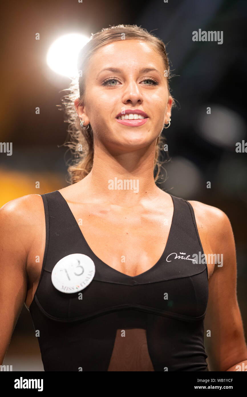 Casciana Terme, Italie. Août 22, 2019. Finale de Mlle Toscane 2019, sur la place centrale de Casciana Terme avec la présence de Miss Italia 2018 Carlotta Maggiorana, Miss Italie 2016 Alexei Risaliti et le gagnant de Ballando con le stelle Sara di Vaira. (Photo par Stefano Dalle Luche/Pacific Press) Credit : Pacific Press Agency/Alamy Live News Banque D'Images