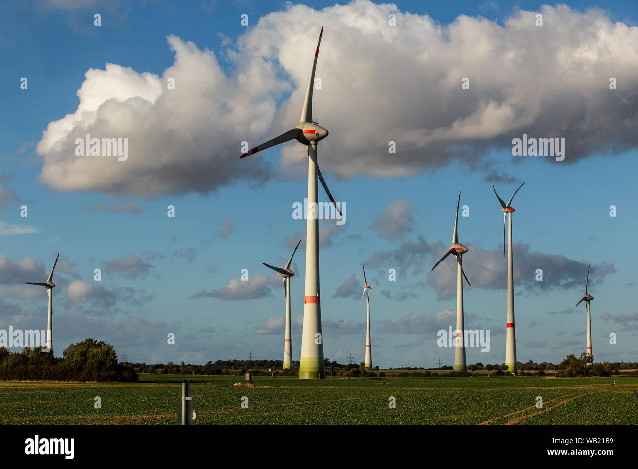 Système d'énergie éolienne avec des nuages Banque D'Images