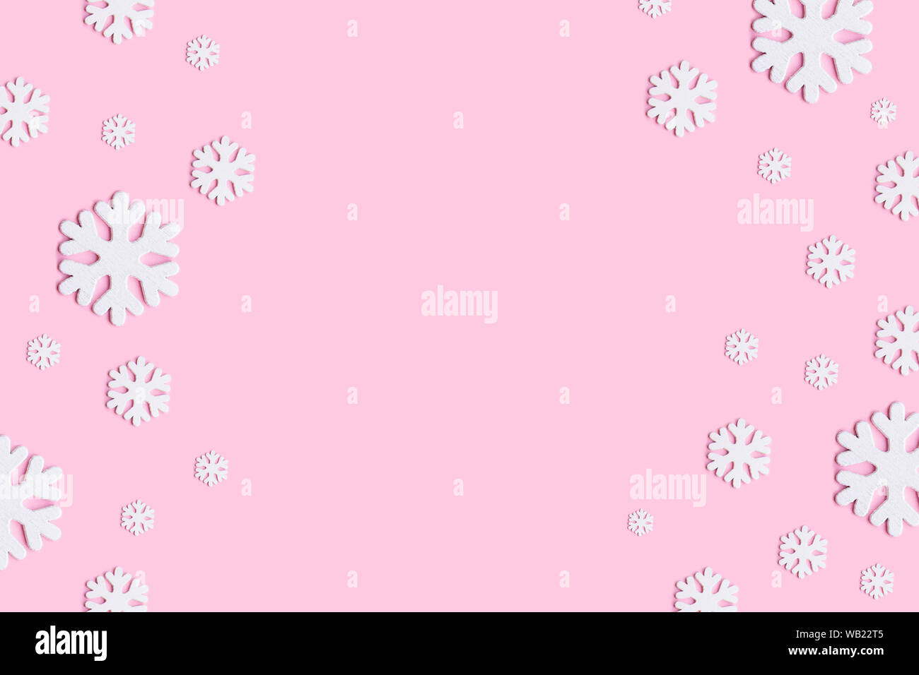 L'hiver, Noël, nouvel an concept. Composition d'hiver de flocons sur fond rose pastel. Mise à plat, vue du dessus. Banque D'Images L'hiver, Noël, nouvel an concept. Composition d'hiver de flocons sur fond rose pastel. Mise à plat, vue du dessus. Banque D'Images