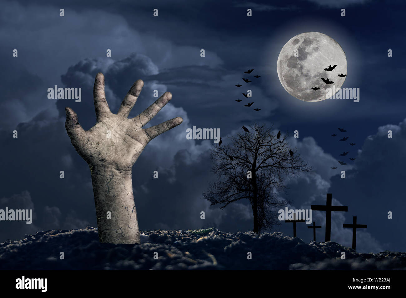 Vacances Halloween calebasse main devant la grande lune avec un nuage ci-dessous dans la nuit avec une étoile pleine de blue Banque D'Images