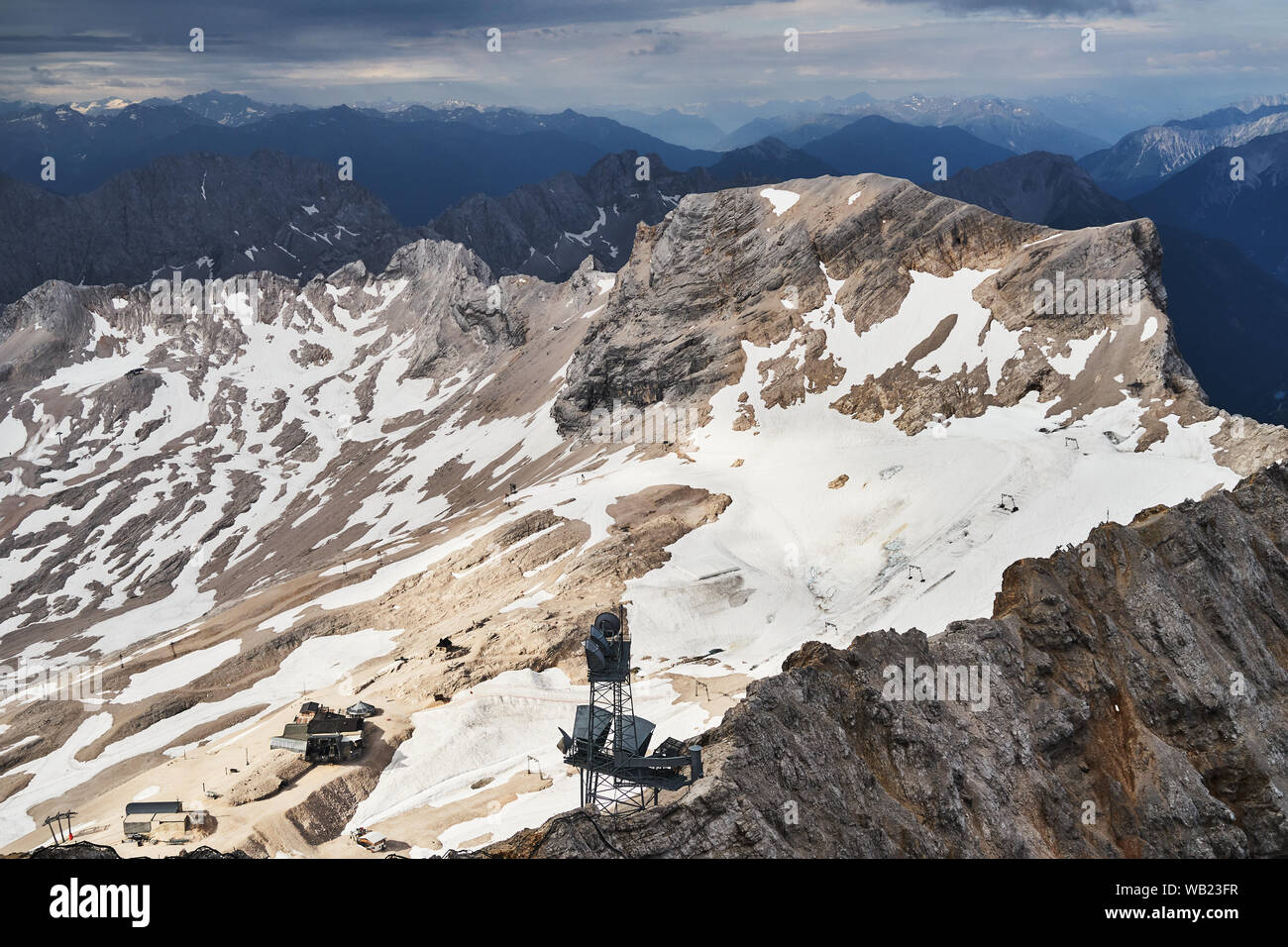 Vue sur le glacier de la Zugspitze, la plus haute montagne de l'Allemagne, qui s'est contractée en raison du changement climatique et l'augmentation des températures. Banque D'Images