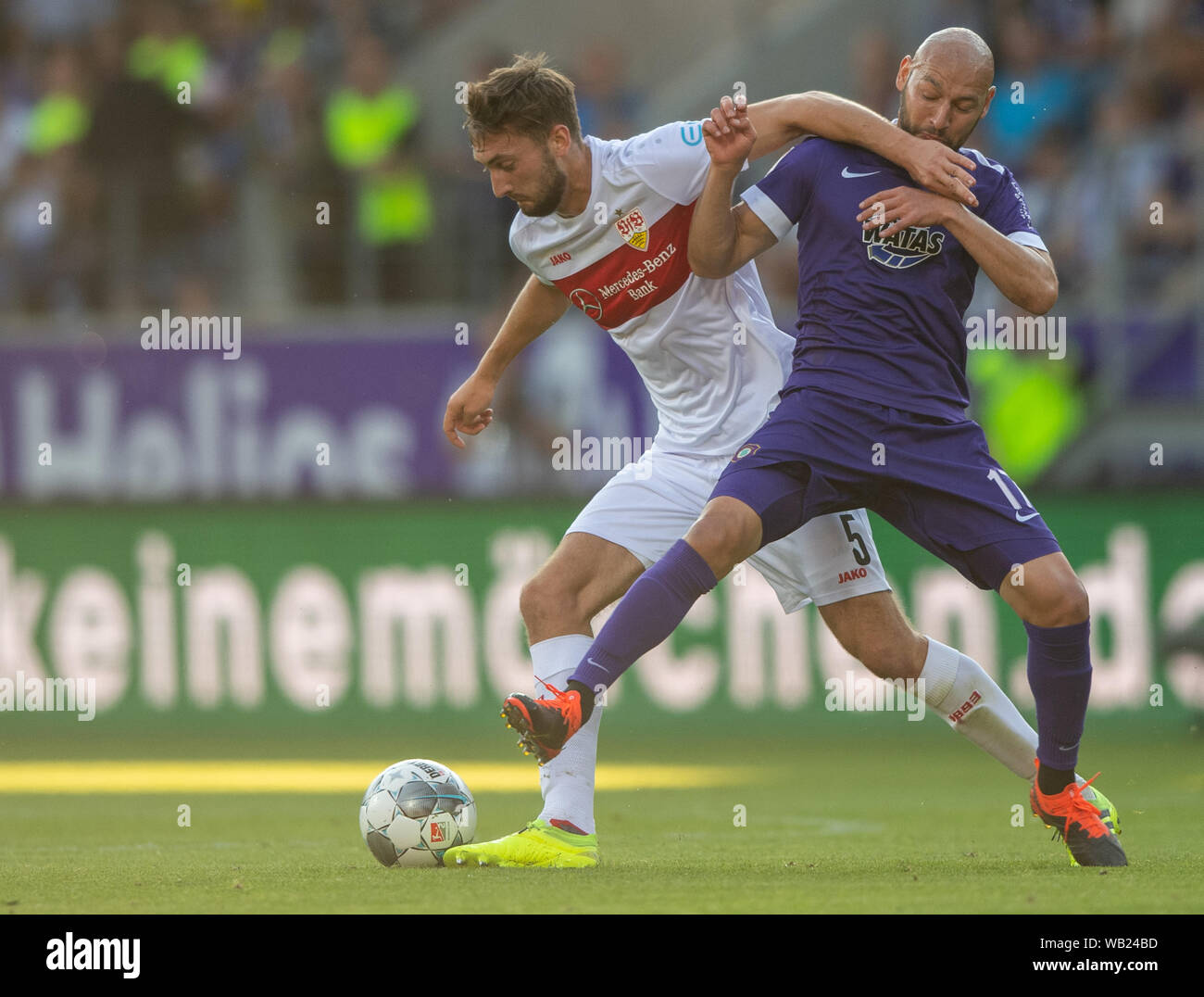Aue, l'Allemagne. Août 23, 2019. Soccer : 2ème Bundesliga, le FC Erzgebirge Aue - VfB Stuttgart, 4e journée, dans Im Sparkassen-Erzgebirgsstadion. Uae Philipp Riese (r) et Stuttgart, Nathaniel Phillips en action. Crédit : Robert Michael/dpa-Zentralbild/DPA - NOTE IMPORTANTE : en conformité avec les exigences de la DFL Deutsche Fußball Liga ou la DFB Deutscher Fußball-Bund, il est interdit d'utiliser ou avoir utilisé des photographies prises dans le stade et/ou la correspondance dans la séquence sous forme d'images et/ou vidéo-comme des séquences de photos./dpa/Alamy Live News Banque D'Images