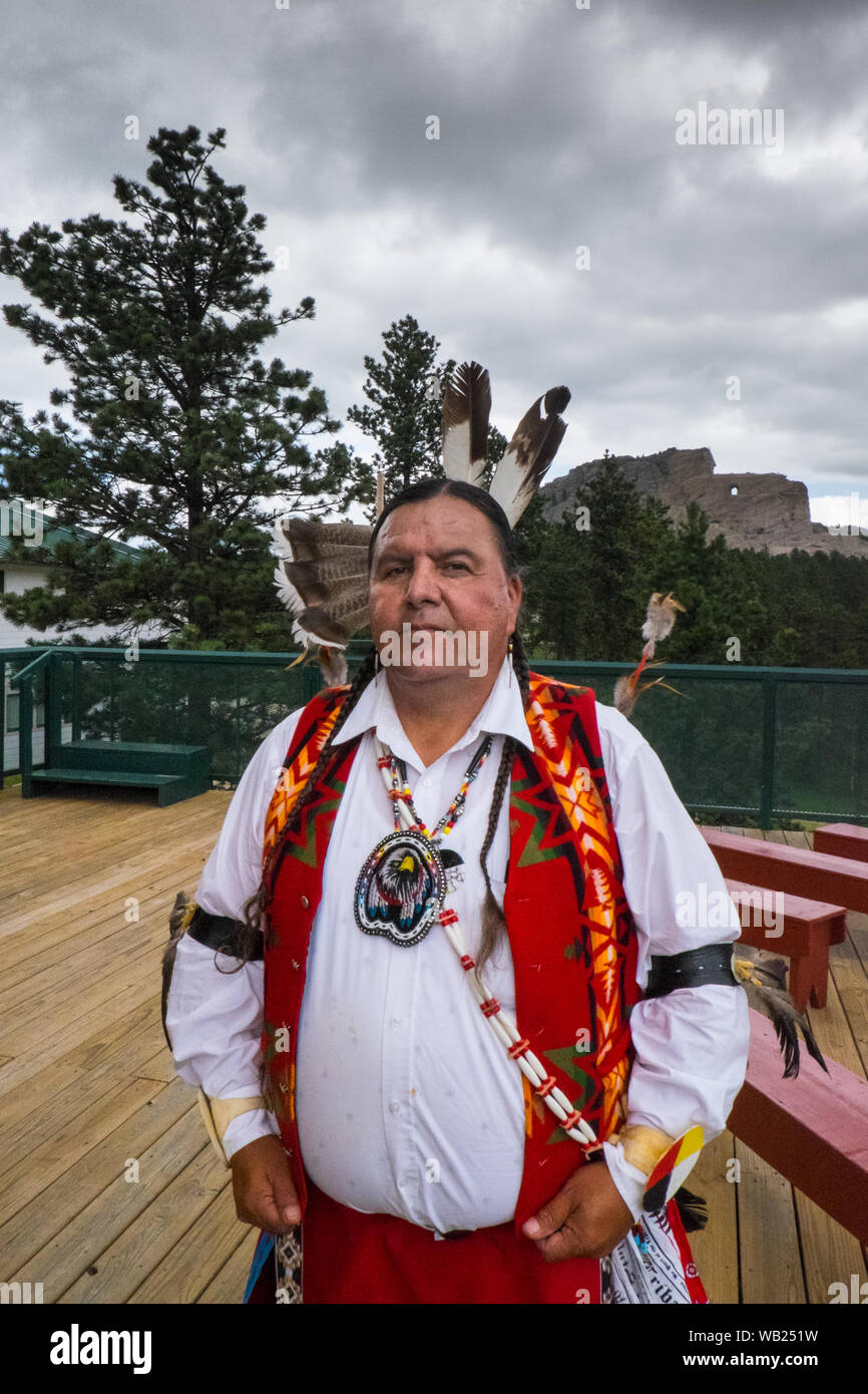 Homme américain natif en costume au Crazy Horse Monument Black Hills South Dakota USA Banque D'Images