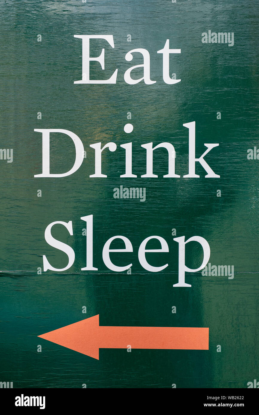 Manger, boire et dormir à l'extérieur de l'enseigne de pub Kings Arms à Stow on the Wold, Cotswolds, Gloucestershire, Angleterre Banque D'Images