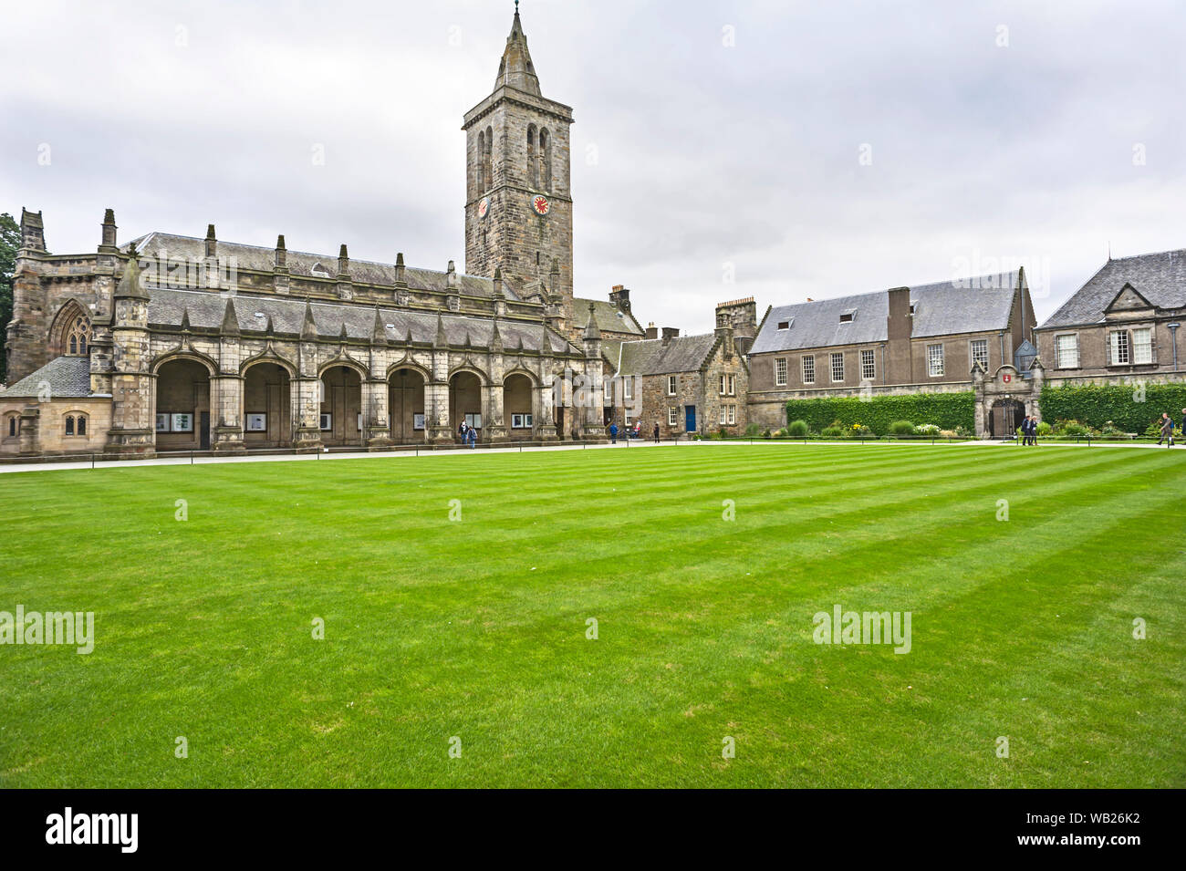 La chapelle Saint Salvator, Saint Andrew's, vue depuis l'autre côté de la pelouse du quadrangle. Banque D'Images