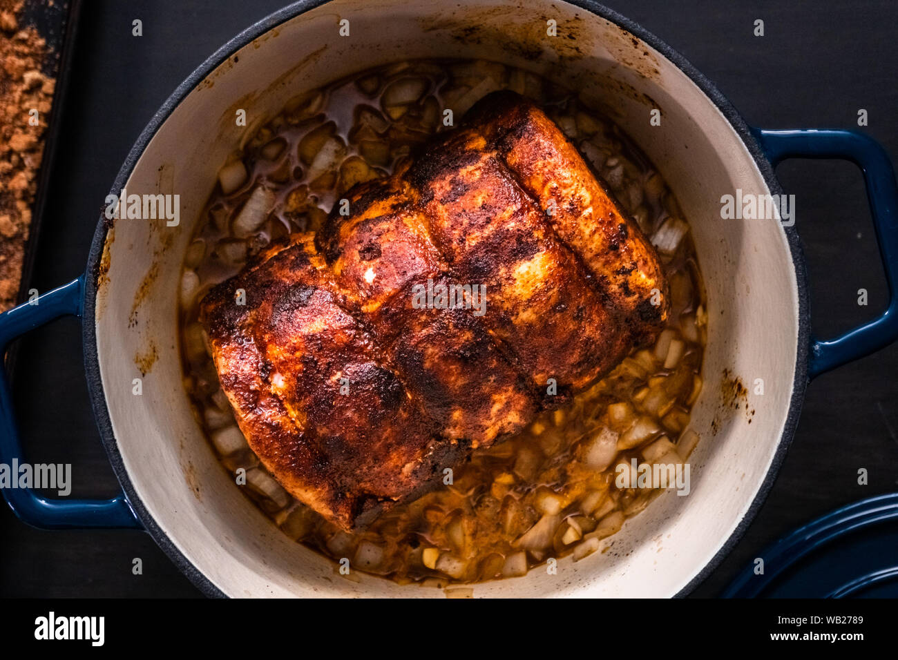 Mise à plat. Rôti de porc désossé de cuisson en fonte émaillée cocotte