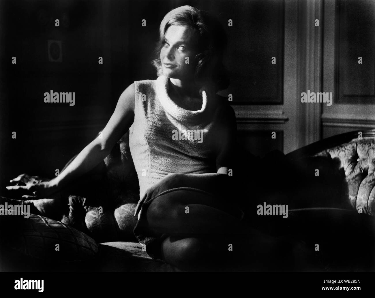 Shirley Eaton, sur-ensemble du film, 'The Girl Hunters', fonctionnalités, 1963 Colorama Banque D'Images