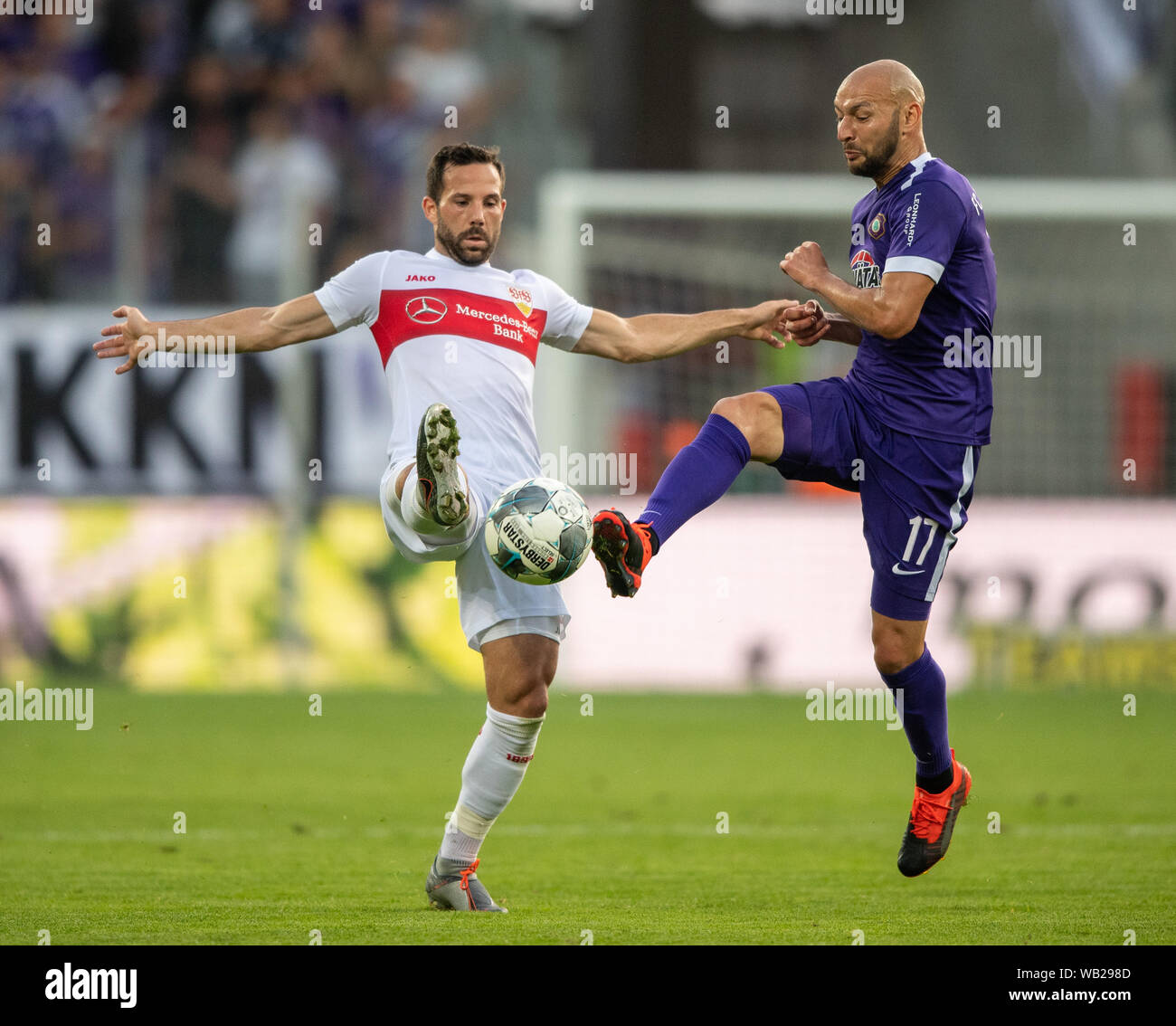 Aue, l'Allemagne. Août 23, 2019. Soccer : 2ème Bundesliga, le FC Erzgebirge Aue - VfB Stuttgart, 4e journée, dans Im Sparkassen-Erzgebirgsstadion. Stuttgart, Gonzalo Castro (r) contre l'UAE Philipp Riese. Crédit : Robert Michael/dpa-Zentralbild/DPA - NOTE IMPORTANTE : en conformité avec les exigences de la DFL Deutsche Fußball Liga ou la DFB Deutscher Fußball-Bund, il est interdit d'utiliser ou avoir utilisé des photographies prises dans le stade et/ou la correspondance dans la séquence sous forme d'images et/ou vidéo-comme des séquences de photos./dpa/Alamy Live News Banque D'Images