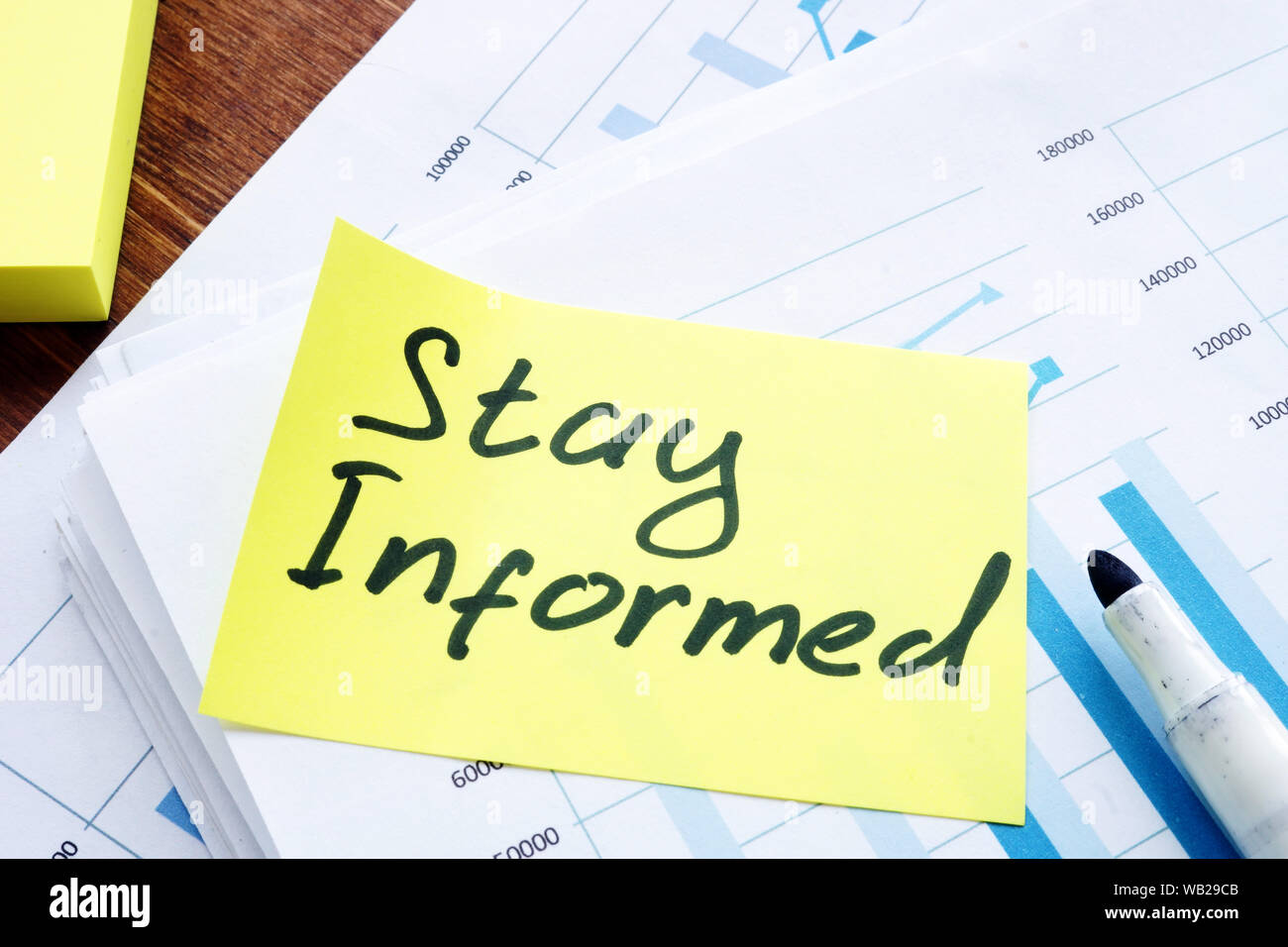 Restez informé mémo sur la pile de papiers de commerce. Banque D'Images