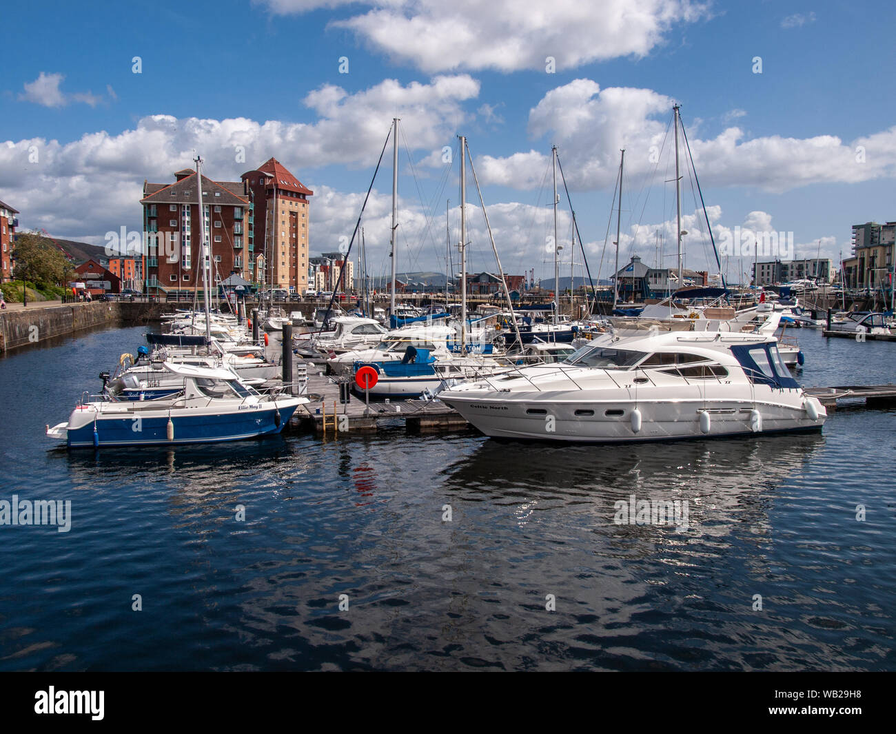 Dunstaffnage Marina Bateaux et yachts amarrés au ponton flottant. Swansea, Pays de Galles, Royaume-Uni. Banque D'Images