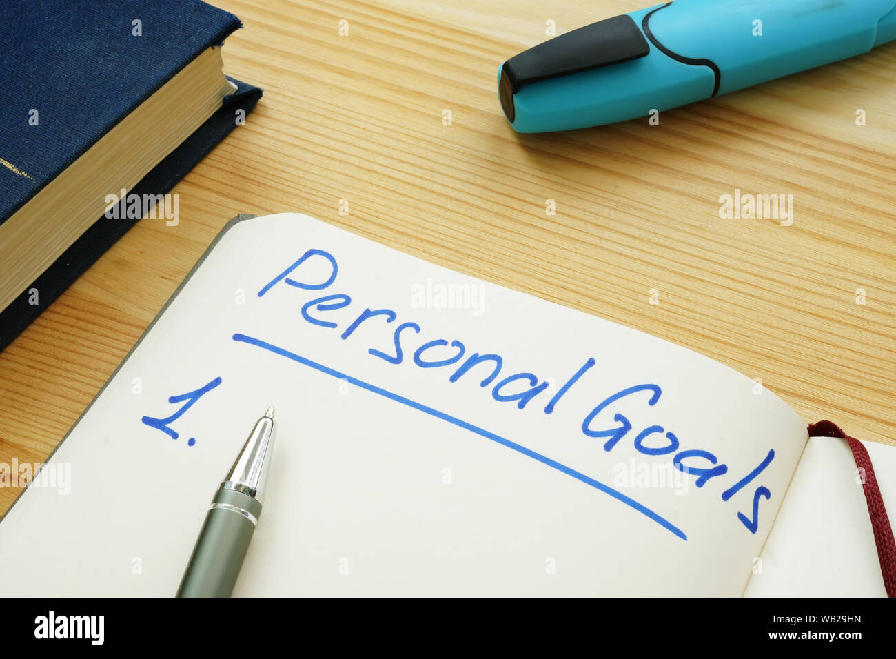 Liste des objectifs personnels dans le journal et un stylo. Banque D'Images