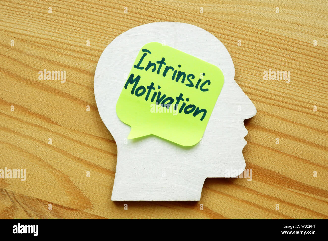 La motivation intrinsèque écrit sur une tête de bois d'ossature. Banque D'Images