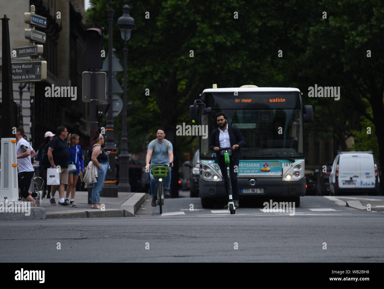 *** Strictement AUCUNE VENTES À DES MÉDIAS OU DES ÉDITEURS FRANÇAIS *** 12 juin, 2019 - Paris, France : UN 28yo est étudiante en droit à l'aide d'un scooter électrique pour aller à une bibliothèque universitaire près de la Sorbonne. Certaines rues et places de Paris ont été submergés par e-scooters, connu sous le nom de 'trottinettes electriques' en français, ce qui appelle à une réglementation gouvernementale. Banque D'Images