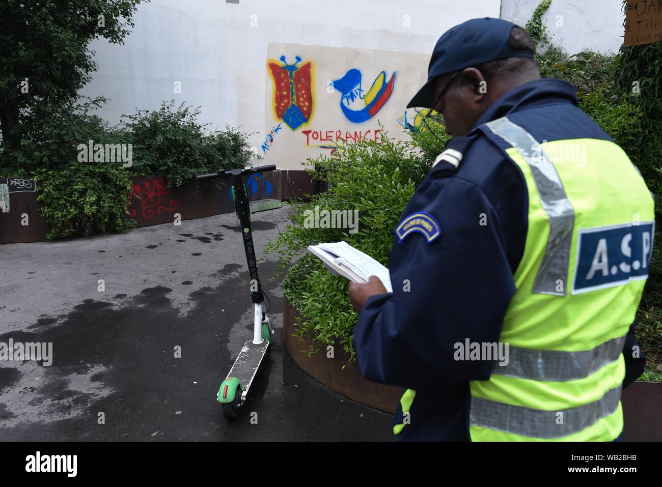 *** Strictement AUCUNE VENTES À DES MÉDIAS OU DES ÉDITEURS FRANÇAIS *** 13 juin, 2019 - Paris, France : des agents de la municipalité de Paris déposer des scooters électriques qui ont été mal garé à gauche sur la chaussée. La société propriétaire de ces e-scooters alors payer un supplément pour les récupérer à partir de la mise en lot. Certaines rues et places de Paris ont été submergés par e-scooters, connu sous le nom de 'trottinettes electriques' en français, ce qui appelle à une réglementation gouvernementale. Banque D'Images