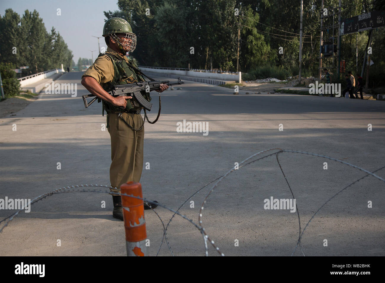 Srinagar, au Cachemire sous contrôle indien. Août 23, 2019. Un soldat monte la garde paramilitaire indien dans la ville de Srinagar, la capitale d'été du Cachemire sous contrôle indien, le 23 août 2019. Le Cachemire sous contrôle indien agitée a continué à rester au secret vendredi pour la 19e journée consécutive. Les autorités soumettant à des restrictions en raison de l'appel de séparatistes de mars le Groupe des observateurs militaires des Nations Unies pour l'Inde et le Pakistan (UNMOGIP) dans la ville de Srinagar. Credit : Javed Dar/Xinhua/Alamy Live News Banque D'Images