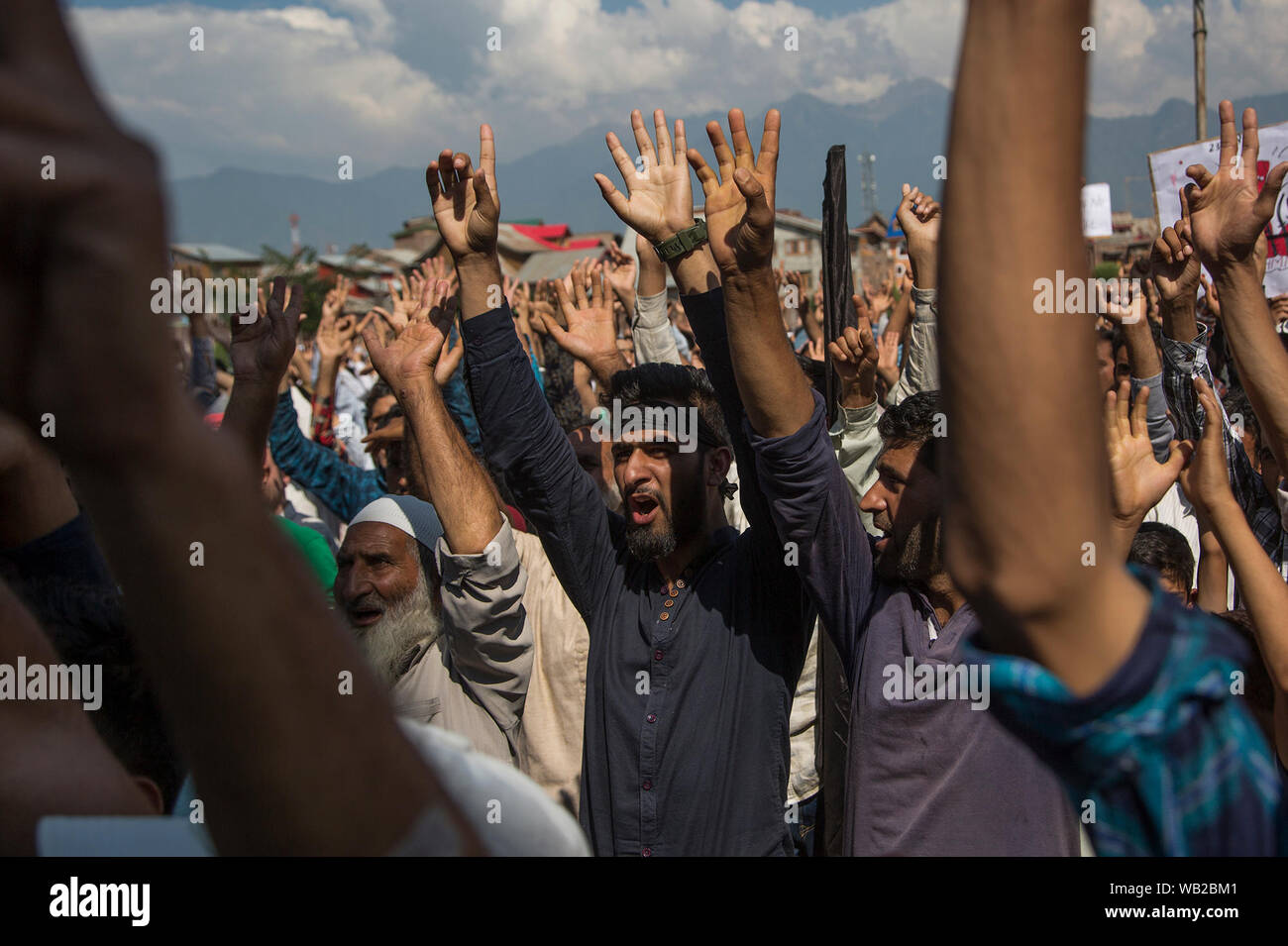 Srinagar, au Cachemire sous contrôle indien. Août 23, 2019. Les gens crient des slogans du Cachemire au cours d'une manifestation dans la ville de Srinagar, la capitale d'été du Cachemire sous contrôle indien, le 23 août 2019. Le Cachemire sous contrôle indien agitée a continué à rester au secret vendredi pour la 19e journée consécutive. Les autorités soumettant à des restrictions en raison de l'appel de séparatistes de mars le Groupe des observateurs militaires des Nations Unies pour l'Inde et le Pakistan (UNMOGIP) dans la ville de Srinagar. Credit : Javed Dar/Xinhua/Alamy Live News Banque D'Images