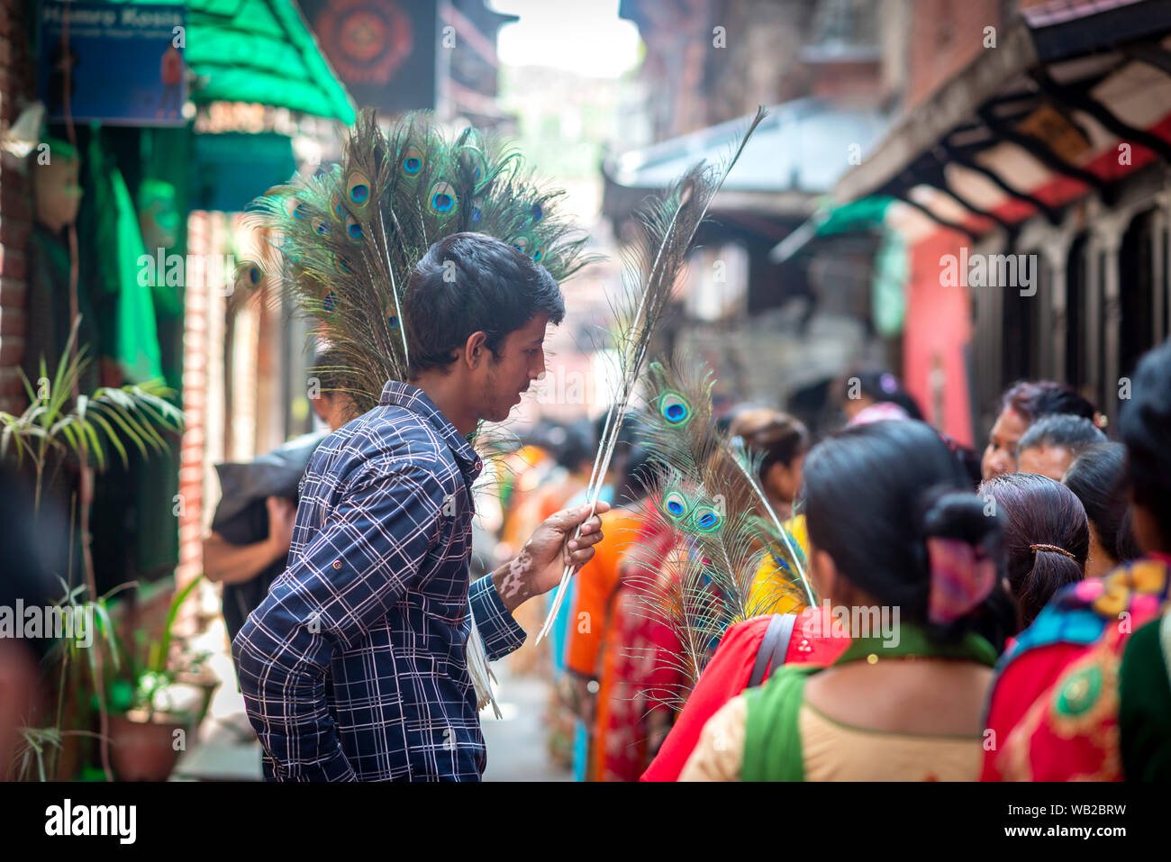 Un homme de plume de paon vend aux fidèles lors de la célébration.Krishna Janmasthami est chaque année un festival hindou aussi connu comme Janmasthami, qui est célébré pour marquer la naissance du Seigneur Krishna, le huitième Avatar de Vishnu. Banque D'Images