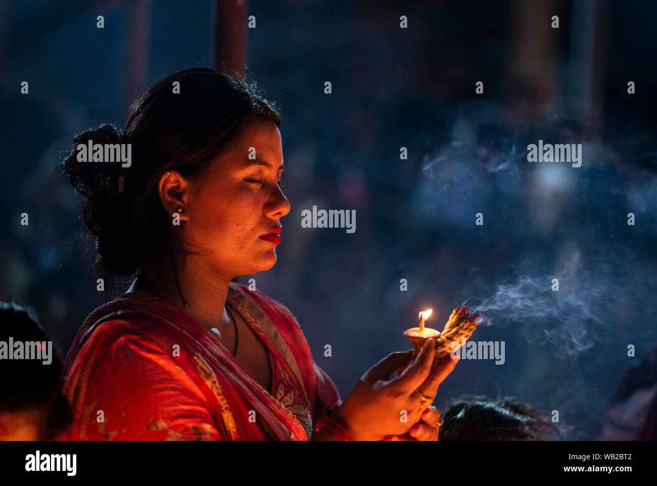 Un bâton d'encens et les femmes offre à la lampe à beurre de Dieu durant la célébration.Krishna Janmasthami est chaque année un festival hindou aussi connu comme Janmasthami, qui est célébré pour marquer la naissance du Seigneur Krishna, le huitième Avatar de Vishnu. Banque D'Images