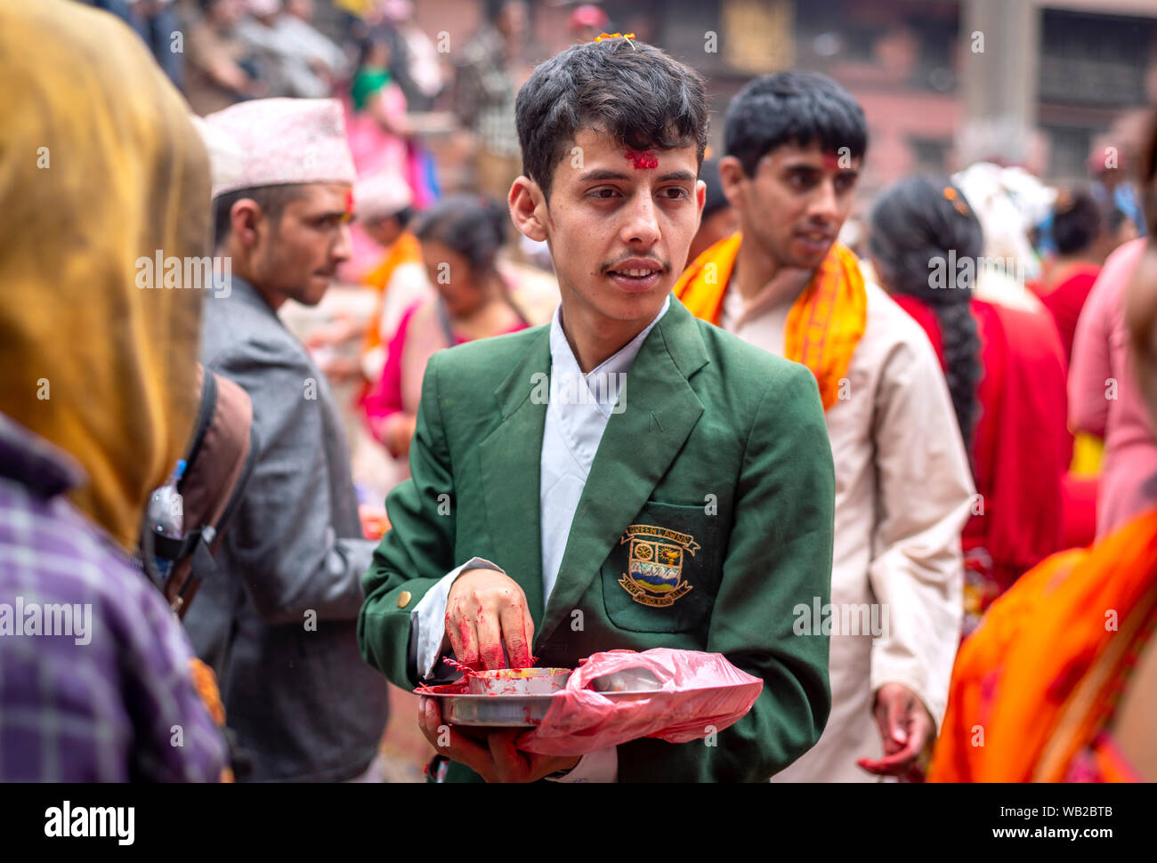Un prêtre en attente pour les fervents d'offrir tika durant la célébration.Krishna Janmasthami est chaque année un festival hindou aussi connu comme Janmasthami, qui est célébré pour marquer la naissance du Seigneur Krishna, le huitième Avatar de Vishnu. Banque D'Images