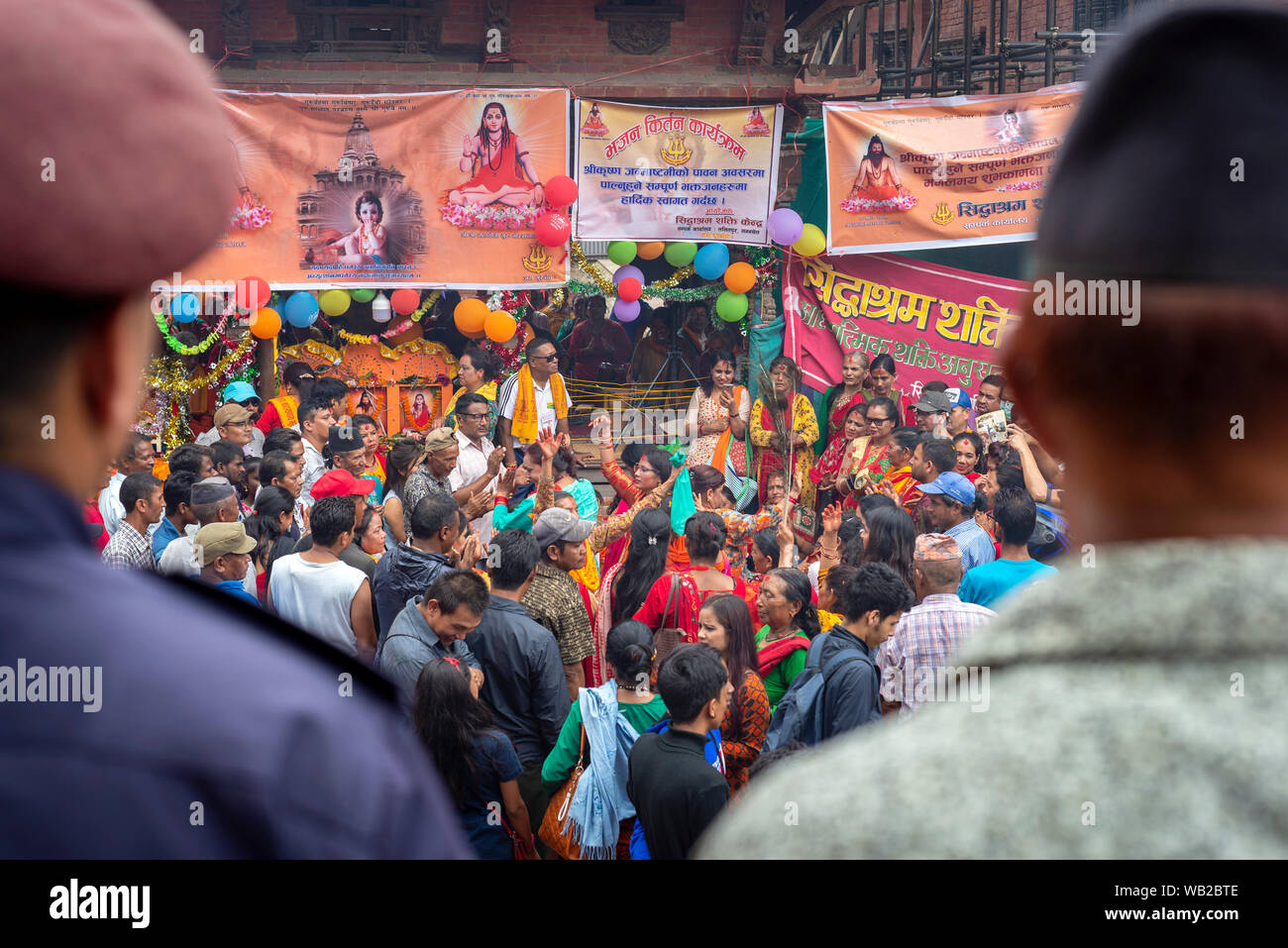 Les gens danser au cours de la célébration.Krishna Janmasthami est chaque année un festival hindou aussi connu comme Janmasthami, qui est célébré pour marquer la naissance du Seigneur Krishna, le huitième Avatar de Vishnu. Banque D'Images