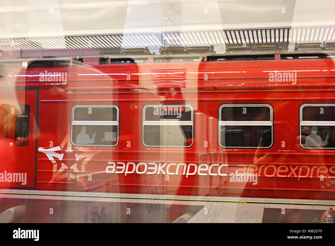 Moscou, Russie - 04 juin 2013 : de l'aéroport de Vnukovo Aeroexpress relie la gare ferroviaire. Vue par la fenêtre Banque D'Images