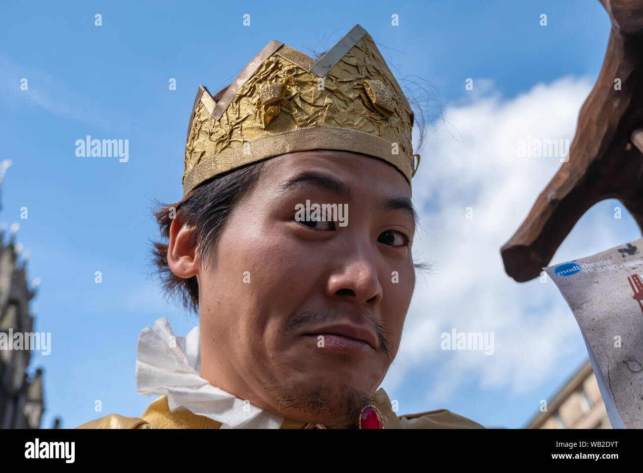 Edinburgh, Ecosse, Royaume-Uni. 23 août, 2019. Un interprète sur le Royal Mile, la promotion Happy Prince sur au lieu d'exposition 21 au cours de l'Edinburgh Fringe Festival. Dans la rue, un jeune garçon trouve une copie de l'histoire de l'Oscar Wilde Happy Prince et promet de se transformer en une hirondelle ainsi il peut apporter le même confort à ses voisins que le prince n'original. Mais qui va l'aider sur ses missions pour s'occuper de ceux autour de lui. Credit : Skully/Alamy Live News Banque D'Images